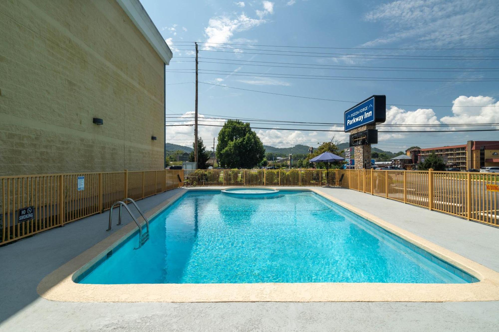 Pigeon Forge Parkway Inn Bagian luar foto